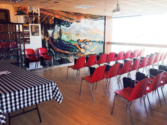  Klassenzimmer mit roten Stühlen 